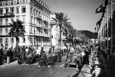 Depart du Grand Prix automobile de Nice 1934 Auto Oldtimer Race Stad Mensen