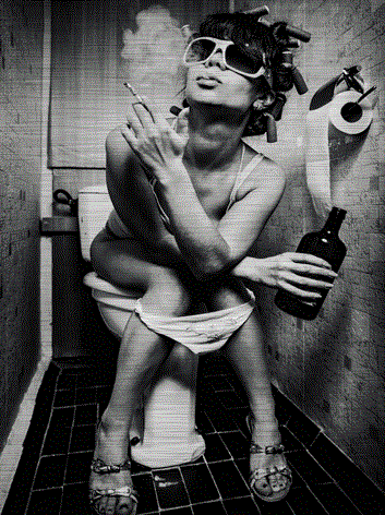 Aluminium schilderij “Girl on toilet with sigaret” van Mondiart