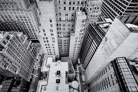 Looking down on yellow cabs, NYC taxi Stad Wolkenkrabbers Zwart wit