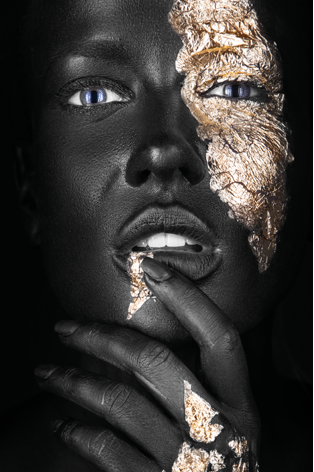 Aluminium schilderij “Dark skinned woman with fingers”