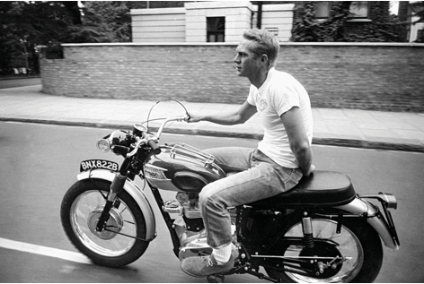 1043290 DIB1550 AluArt MA, Steve McQueen on motor Triumph