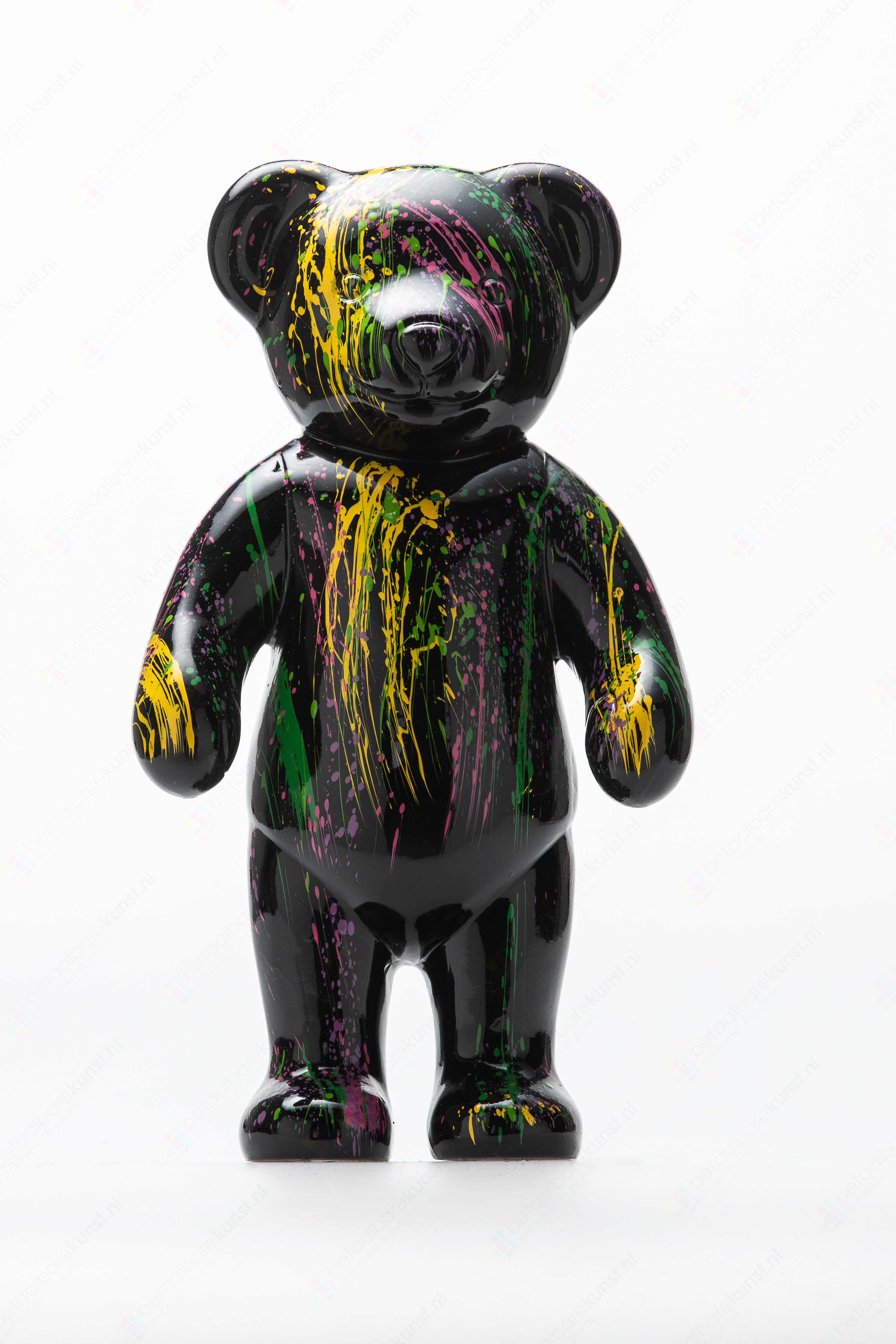 Beeld "Teddy staand splash zwart" te koop Betaalbarekunst.nl. Deze beeldende kunst van kunststof is een echte verrijking voor je huis.