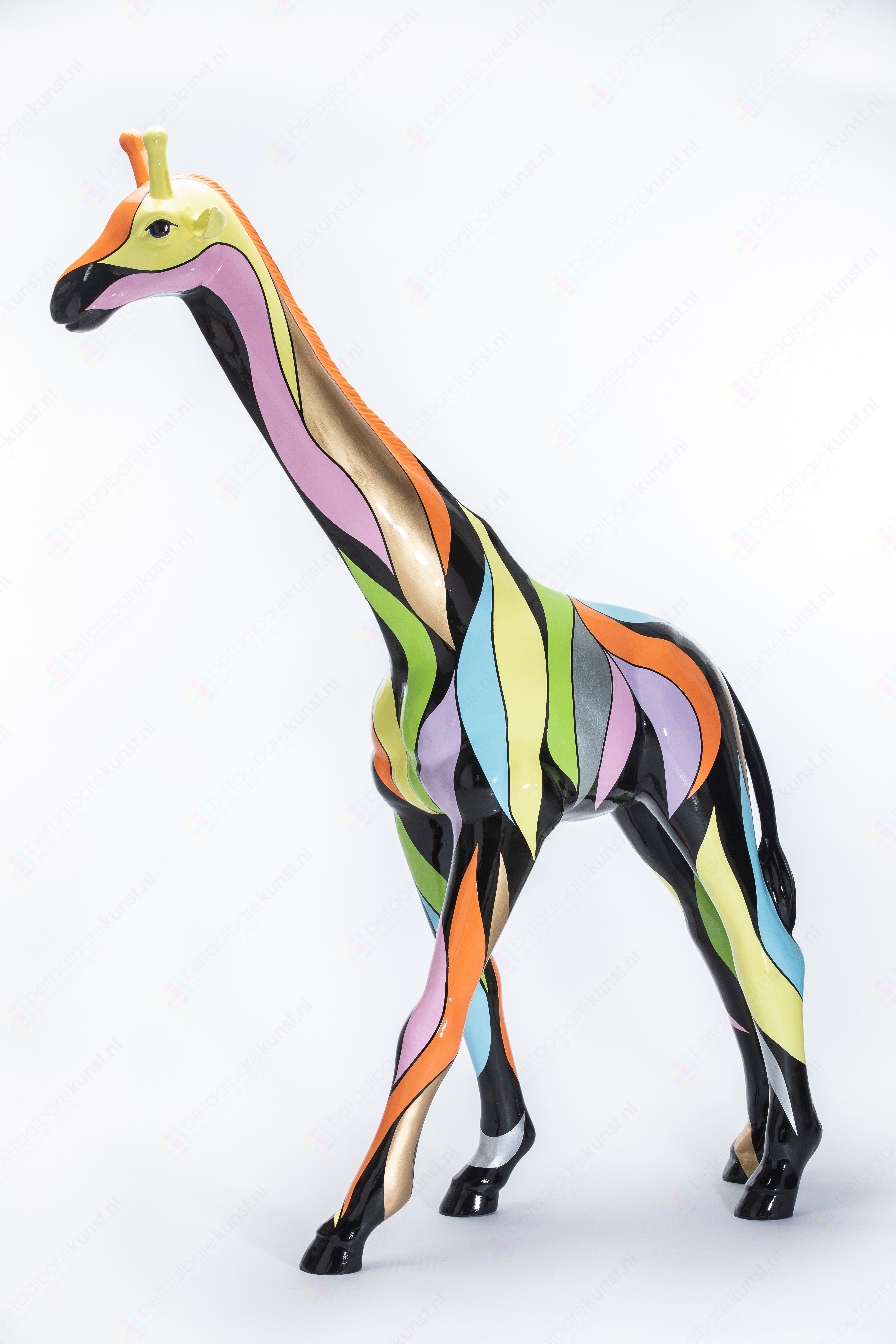 Uitverkoop Om te mediteren Desillusie Beeld "Mammalia Giraffe" te koop @ Betaalbarekunst.nl. Deze beeldende kunst  van kunststof is een echte verrijking voor je huis.