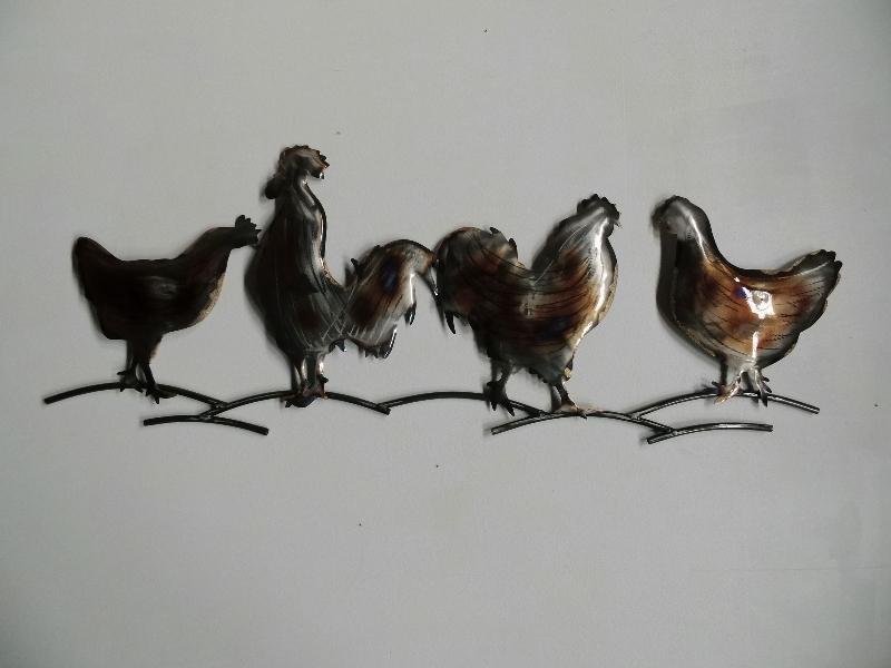 metalen wanddecoratie kippen op een stok