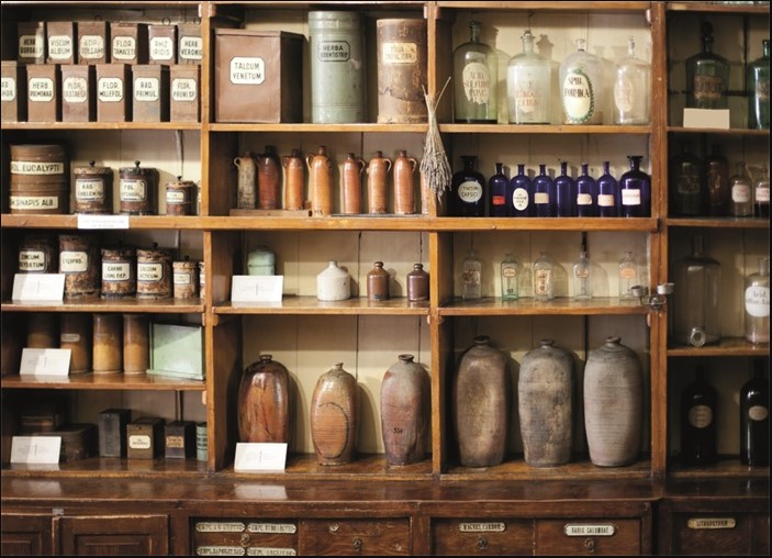 Wandkleed “Bottles on shelf in Pharmacy” van Mondiart