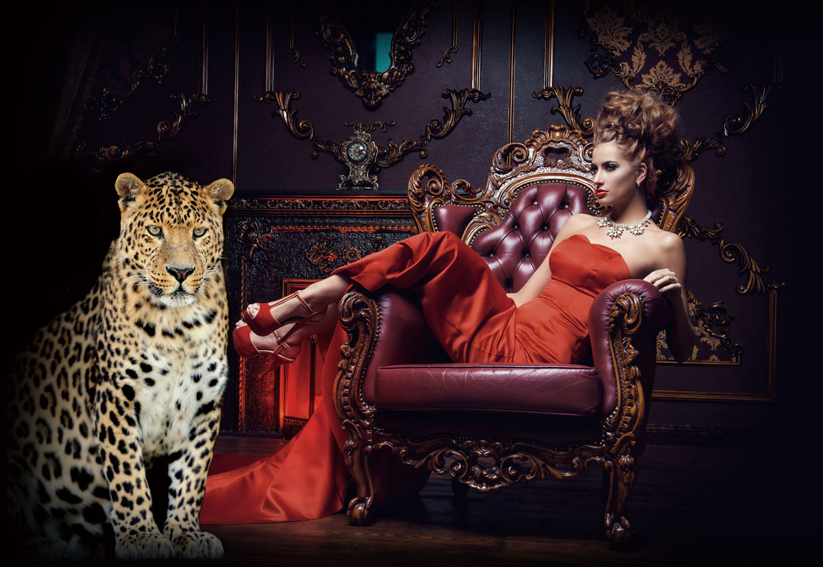 glasschilderij vrouw op stoel met cheeta jachtluipaard GLAS110160-066