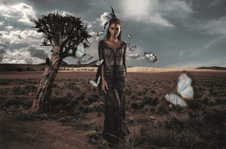 Aluminium schilderij “Desert woman with butterflies” van MondiArt